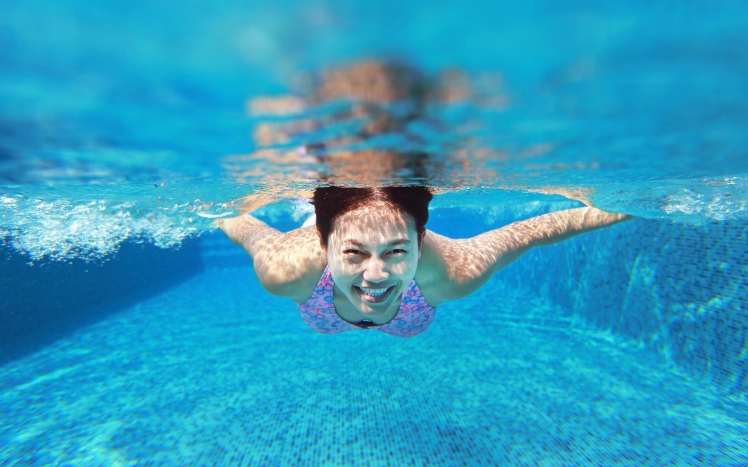 4 Points to consider before diving into water with contact lenses